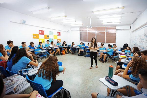 Alunos do Colégio pH reunidos em sala de aula, concentrados nos estudos