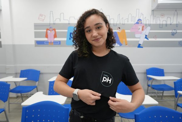aluna destacando o colegio ph como melhor cursinho pré-vestibular