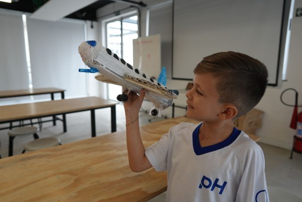aluno da escola de educação infantil ph seguranda um avião de brinquedo