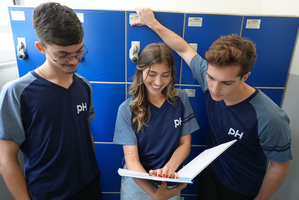 alunos do ensino médio lendo livro para desenvolver o repertório sociocultural