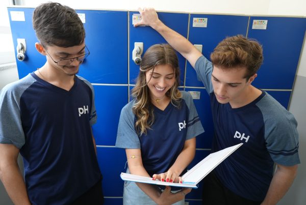 alunos do ensino médio lendo livro para desenvolver o repertório sociocultural