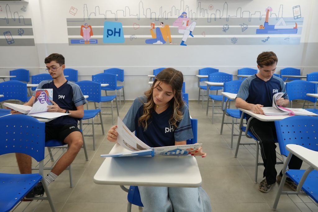 aluna estudando para matérias mais cobradas do enem