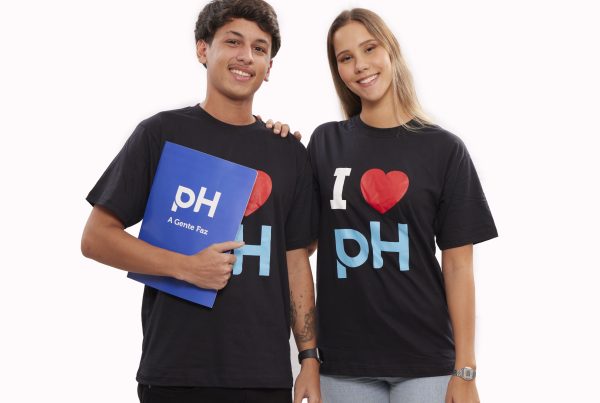dois estudantes se preparando para o enem