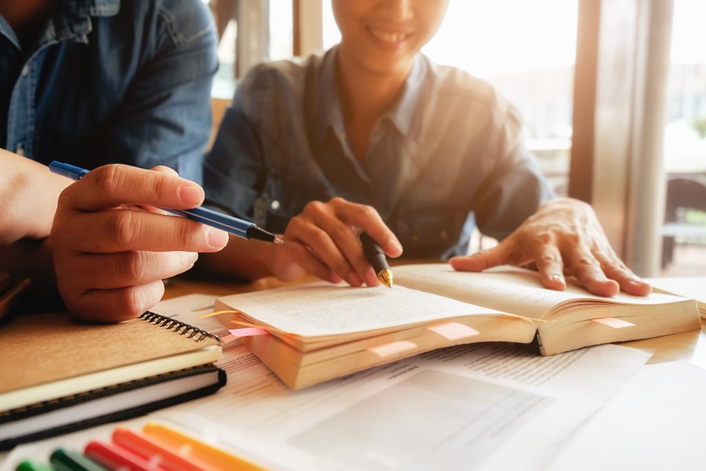 alunos estudando para faculdade