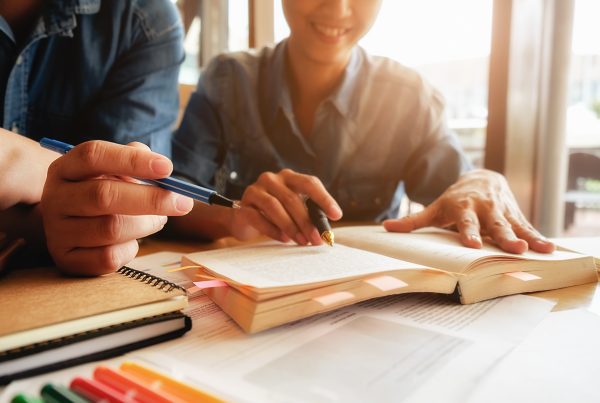 alunos estudando para faculdade