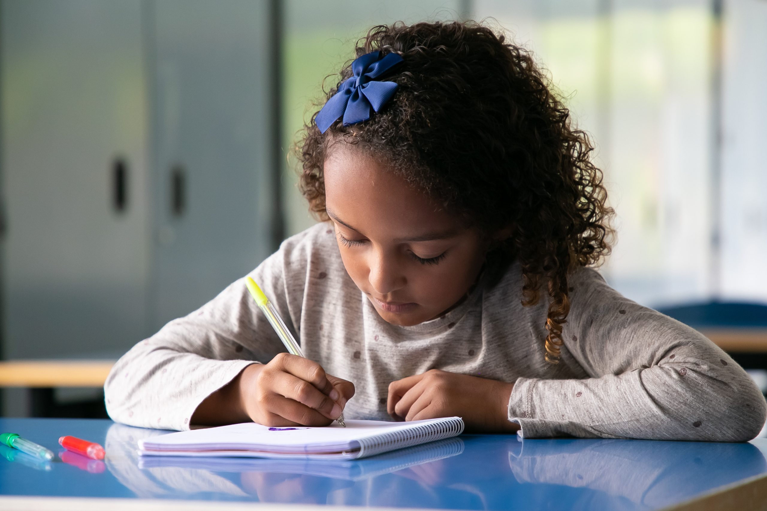 menina fazendo seu portfólio escolar